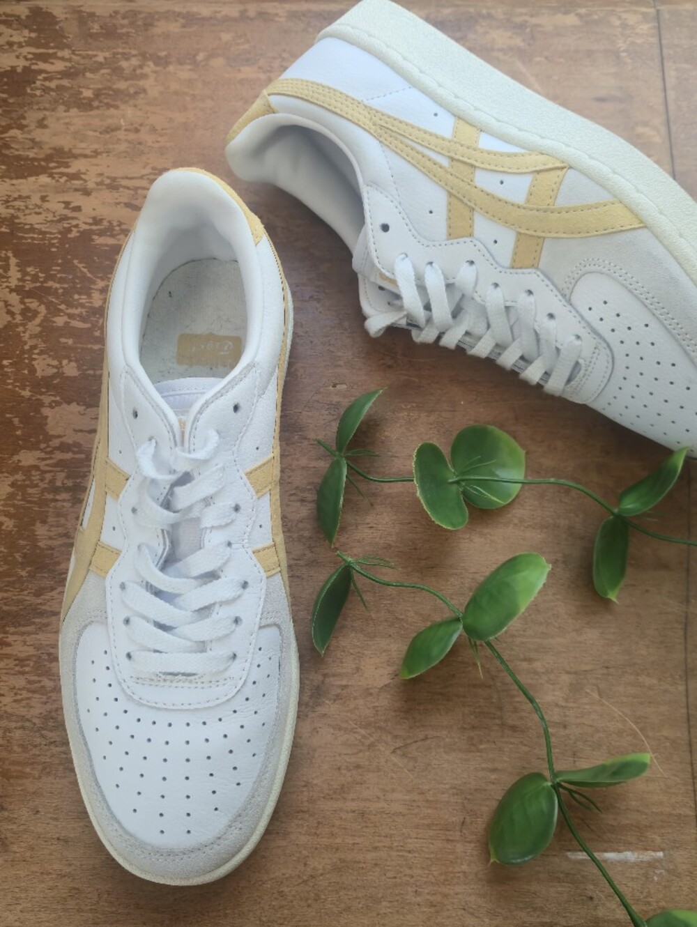 Onitsuka Tiger by Asics White Sneakers with Pale Yellow Stripes Sz 6